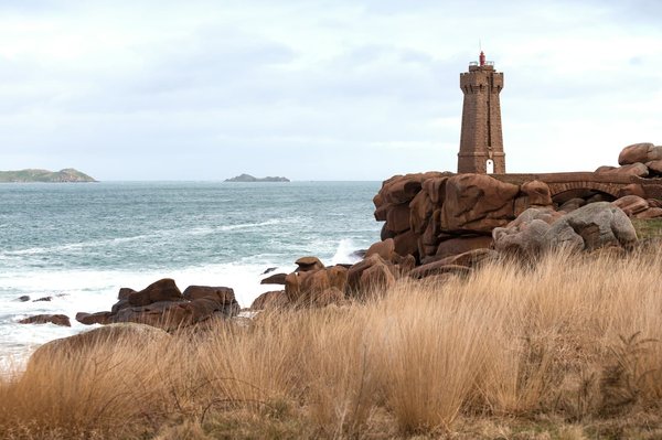 How to choose the right type of headlight bulbs for nighttime driving in the UK?